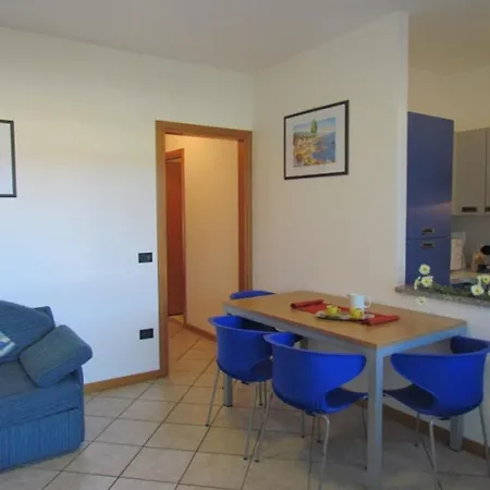 Flat With Lovely Garden In With Pool Apartment