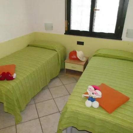 Flat With Lovely Garden In With Pool Lejlighed *
